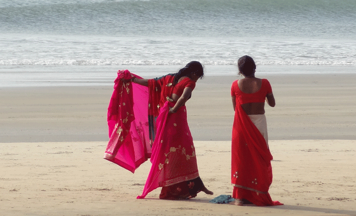 Women_with_sari_at_Colva_beach_(Goa,_India)