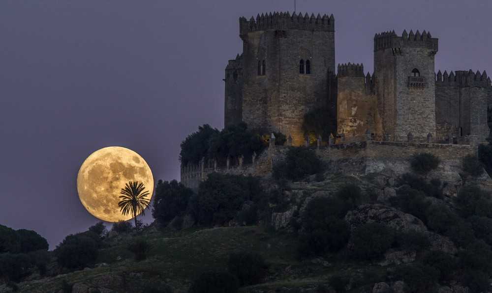 Замок Альмодовар,  Кордова,  Испания суперлуние