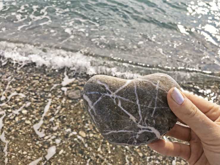 Найденный камень в виде сердца у скал Афродиты