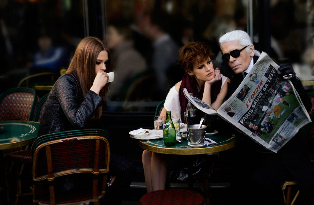 Карл Лагерфельд в Café de Flore. Фото: Karl Lagerfeld for Elle France.