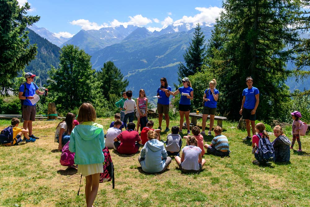 Лагерь во время каникул. Лагерь в Швейцарии Монтана. Летний лагерь в Швейцарии. Summer Camp лагерь. Лагерь в горах Швейцарии.