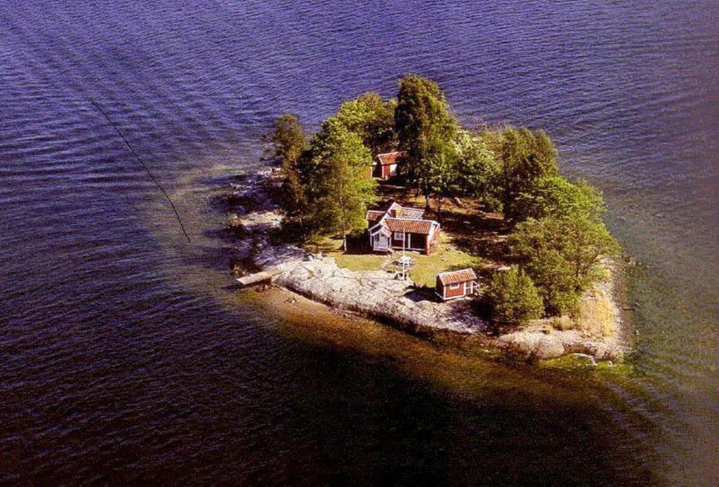 Домик на маленьком острове