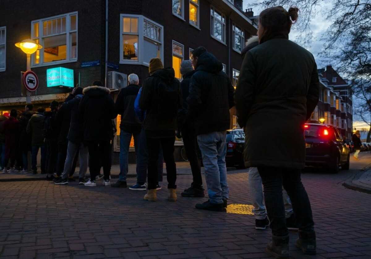 В Амстердаме выстроились очереди в кофешопы за марихуаной Фото: Reuters