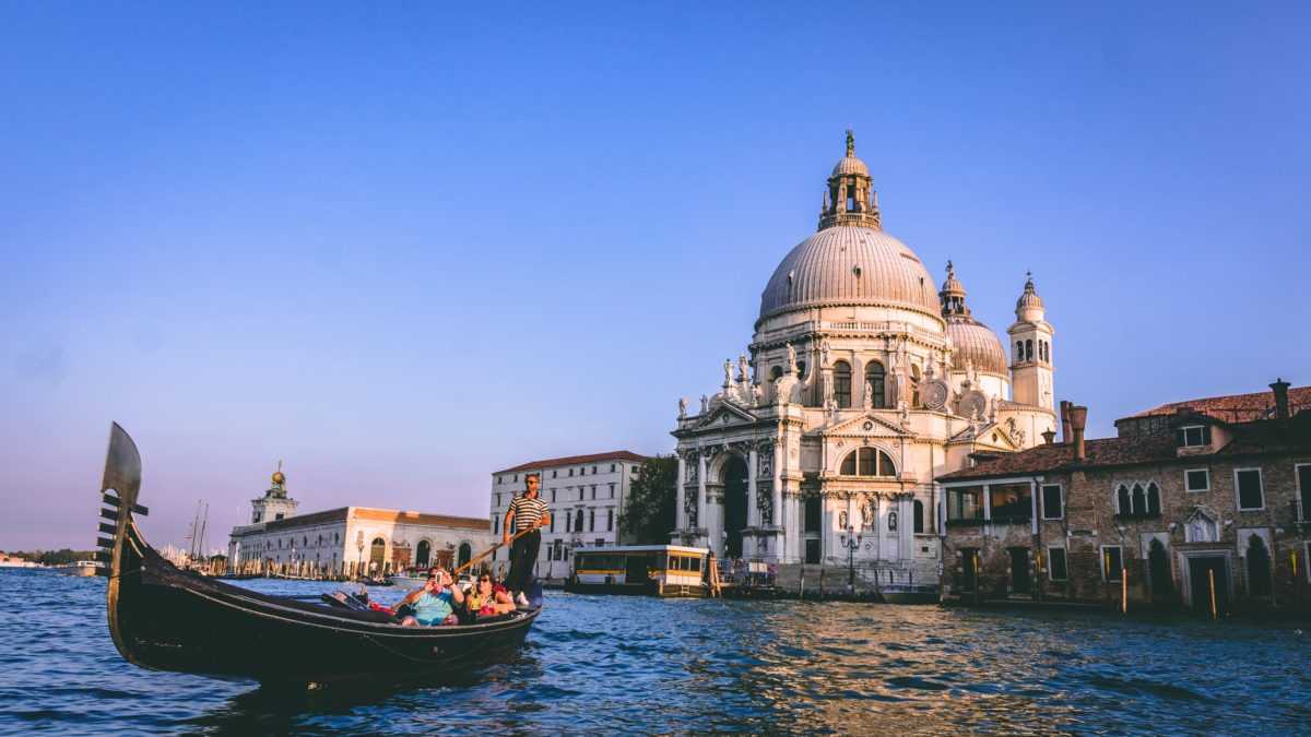 в Венеции очистились каналы во время карантина