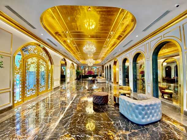 Во Вьетнаме открылся покрытый золотом отель