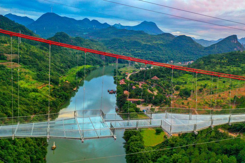 В Китае открыли самый длинный в мире стеклянный мост