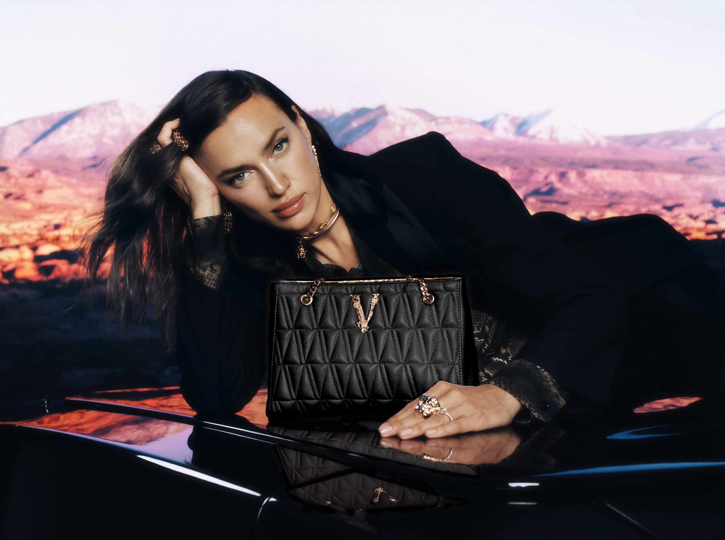 Ирина Шейк и Адут Акеч в праздничной рекламе Versace